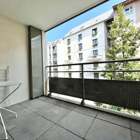 3 Pieces Renove Avec Balcon, Ascenseur Et Garage En Plein Centre D'annecy - Fr-1-432-85 Apartment